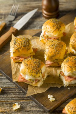 Hawaiian jambon ve peynirli çörekler