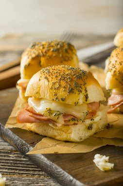Hawaiian jambon ve peynirli çörekler