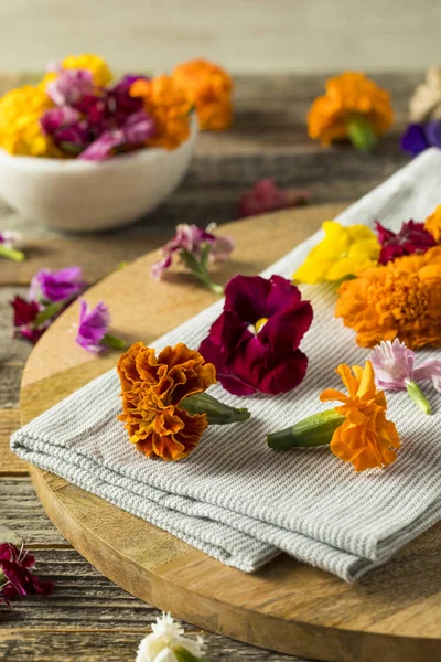 Råa ekologiska ätbara blommor — Stockfoto