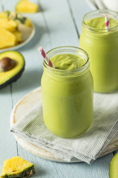 Gesunder hausgemachter Avocado-Smoothie — Stockfoto