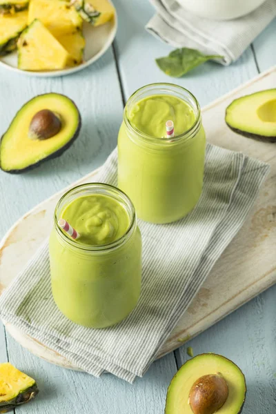 Gesunder hausgemachter Avocado-Smoothie — Stockfoto