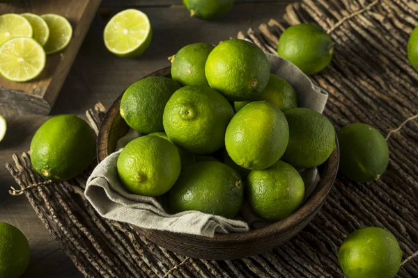 Limas frescas verdes orgánicas crudas — Foto de Stock