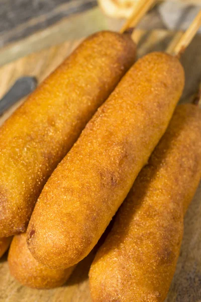 Homemade smażone w głębokim tłuszczu Corn dogi — Zdjęcie stockowe