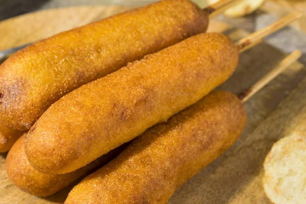 Homemade smażone w głębokim tłuszczu Corn dogi — Zdjęcie stockowe