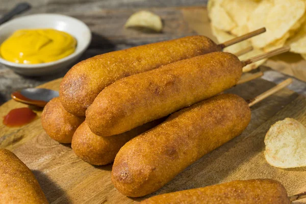 Homemade smażone w głębokim tłuszczu Corn dogi — Zdjęcie stockowe