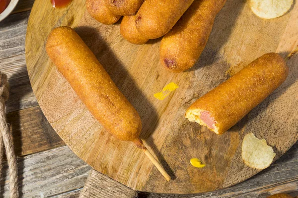 Hausgemachte frittierte Mais-Hunde — Stockfoto