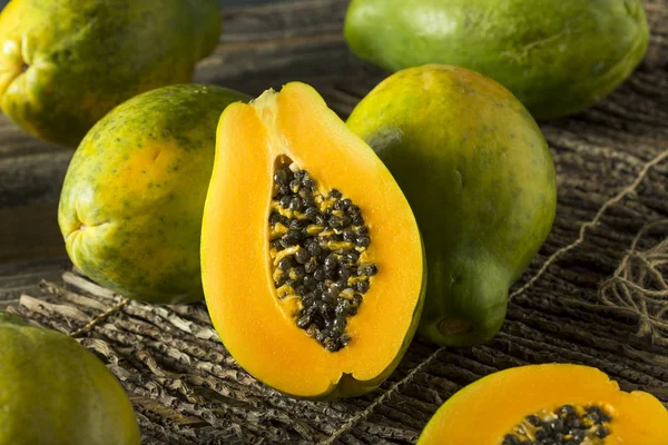 Rauwe biologische groene Hawaiian Papaya — Stockfoto