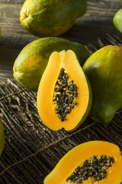 Rauwe biologische groene Hawaiian Papaya — Stockfoto