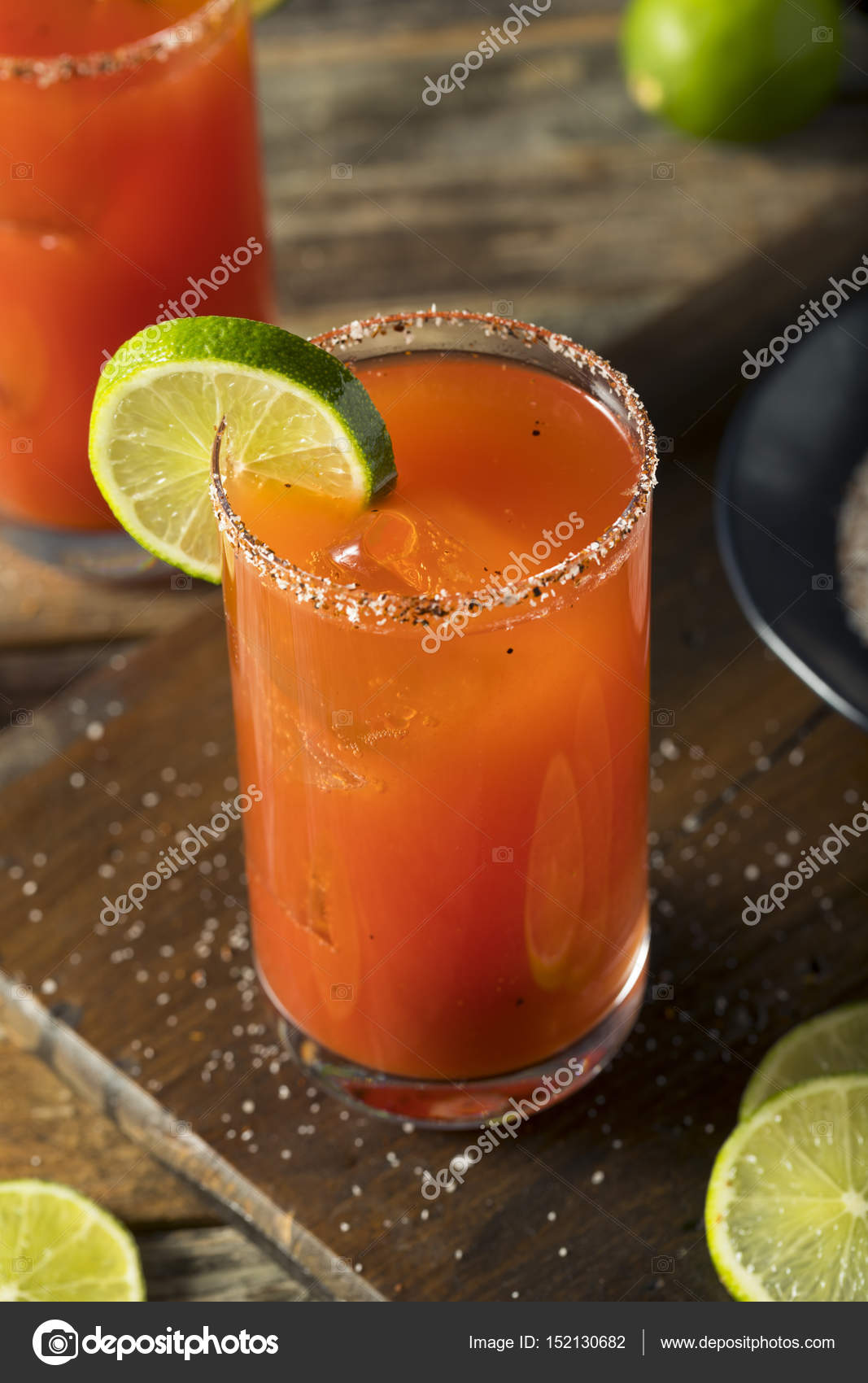 Bira ve domates suyu ile ev yapımı Michelada Stok fotoğrafçılık