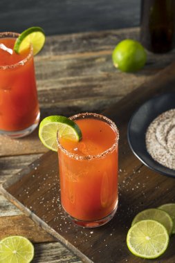 Bira ve domates suyu ile ev yapımı Michelada