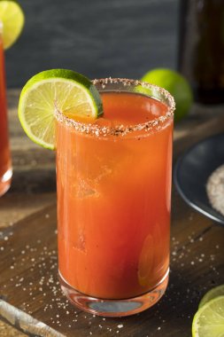 Bira ve domates suyu ile ev yapımı Michelada