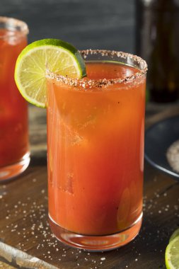 Bira ve domates suyu ile ev yapımı Michelada