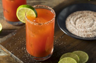 Bira ve domates suyu ile ev yapımı Michelada