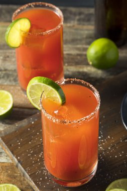 Bira ve domates suyu ile ev yapımı Michelada