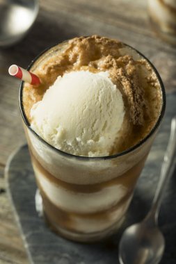 Ev yapımı Soda siyah inek dondurma Float