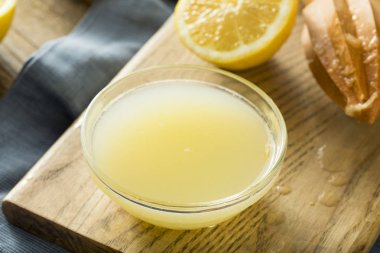 Ham organik sarı limon suyu