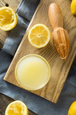 Ham organik sarı limon suyu