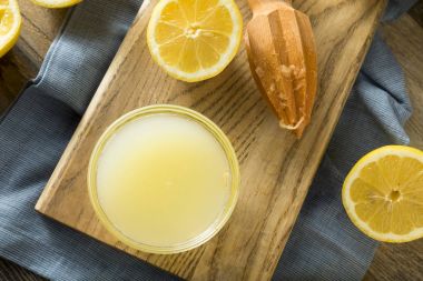 Ham organik sarı limon suyu