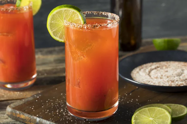 Michelada casera con cerveza y jugo de tomate —  Fotos de Stock