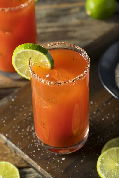 Hausgemachte Michelada mit Bier und Tomatensaft — Stockfoto