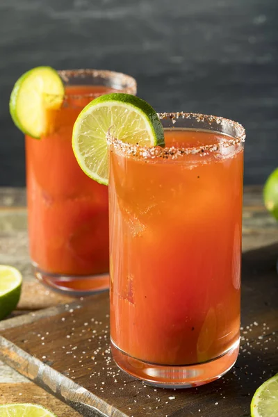 Домашні Michelada з пивом і томатного соку — стокове фото