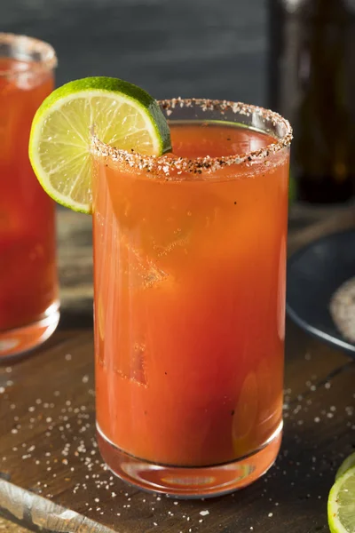 Michelada casera con cerveza y jugo de tomate —  Fotos de Stock