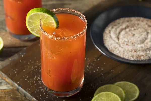 Michelada casera con cerveza y jugo de tomate —  Fotos de Stock