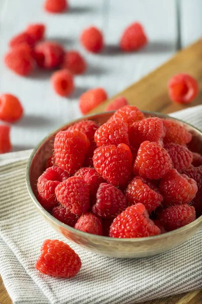 Frambuesas rojas orgánicas crudas —  Fotos de Stock