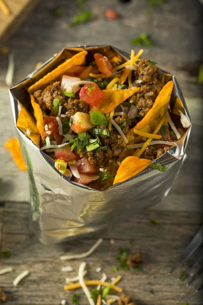 Hausgemachter Rindfleisch-Taco in einer Tüte — Stockfoto