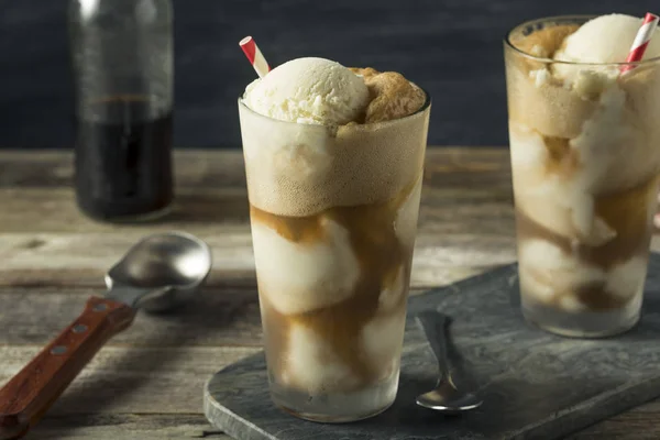 Gelato di mucca nera fatto in casa galleggiante — Foto Stock