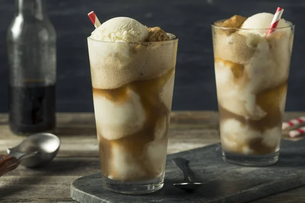 Gelato di mucca nera fatto in casa galleggiante — Foto Stock