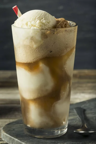 Gelato di mucca nera fatto in casa galleggiante — Foto Stock