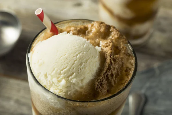 Gelato di mucca nera fatto in casa galleggiante — Foto Stock