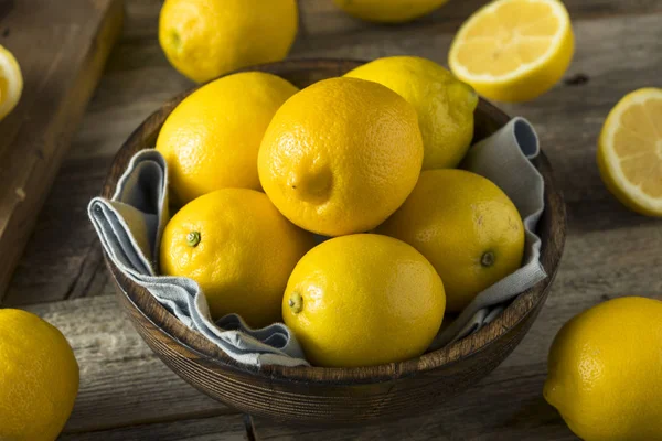 Limones amarillos orgánicos crudos —  Fotos de Stock