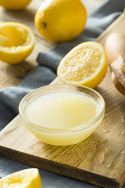 Nyers szerves sárga citrom leve — Stock Fotó
