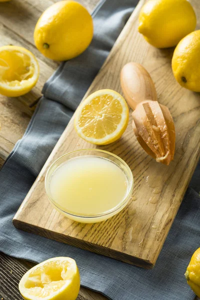Nyers szerves sárga citrom leve — Stock Fotó