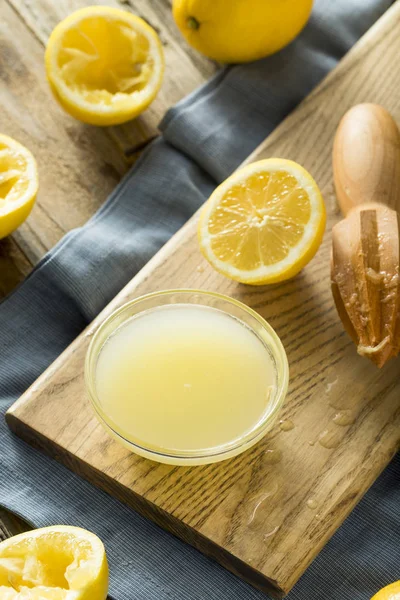 Rå økologisk gul citronsaft - Stock-foto