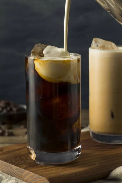 Erfrischend kalter thailändischer Eiskaffee — Stockfoto