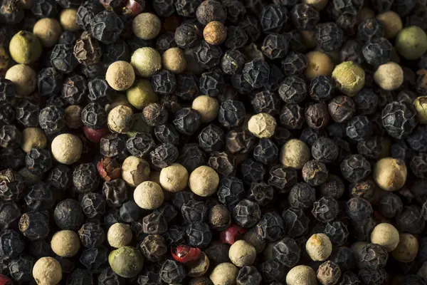 Peppercorns orgânicos mistos crus — Fotografia de Stock