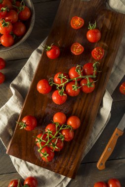 Ham organik kırmızı kiraz domates