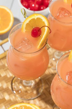 Ev yapımı alkollü Hurricane kokteyl içki