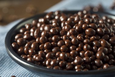 Tatlı ev yapımı çikolata kaplı kenevir tohumu