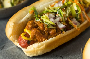 Ev yapımı lahana salatası sosisli sandviç