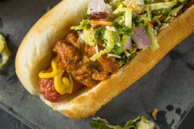 Ev yapımı lahana salatası sosisli sandviç