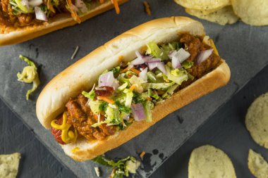 Ev yapımı lahana salatası sosisli sandviç