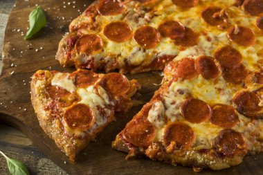 Ev yapımı biberli tuzlu kraker kabuk Pizza