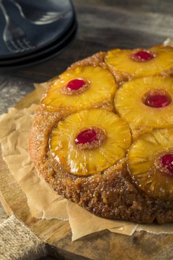 Tatlı ev yapımı ananas pasta aşağı ters