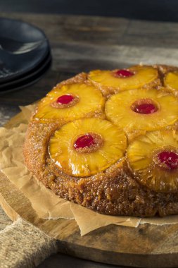 Tatlı ev yapımı ananas pasta aşağı ters