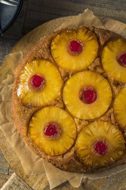 Tatlı ev yapımı ananas pasta aşağı ters