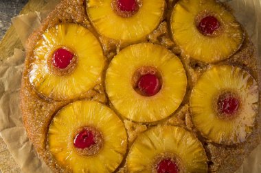 Tatlı ev yapımı ananas pasta aşağı ters
